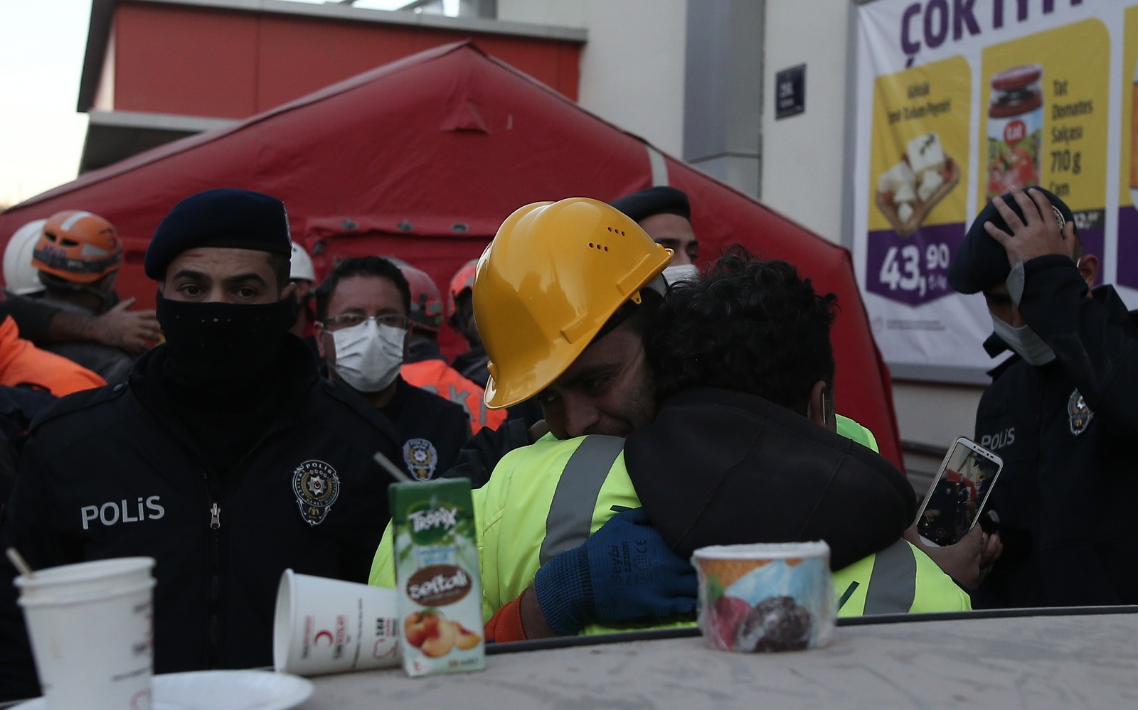 İZMİR DEPREMİNDE 62 SAAT SONRA ELİF BEBEK SAĞ ÇIKARILDI