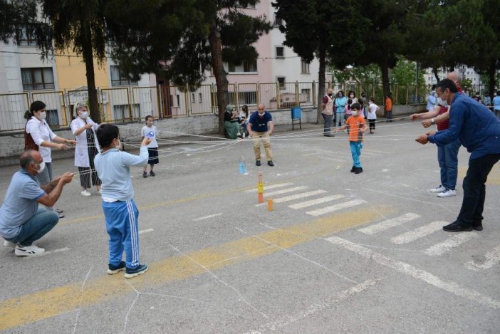 Öğrenciler Öğretmenleri İle Birlikte Oyun Oynayıp Stres Attılar