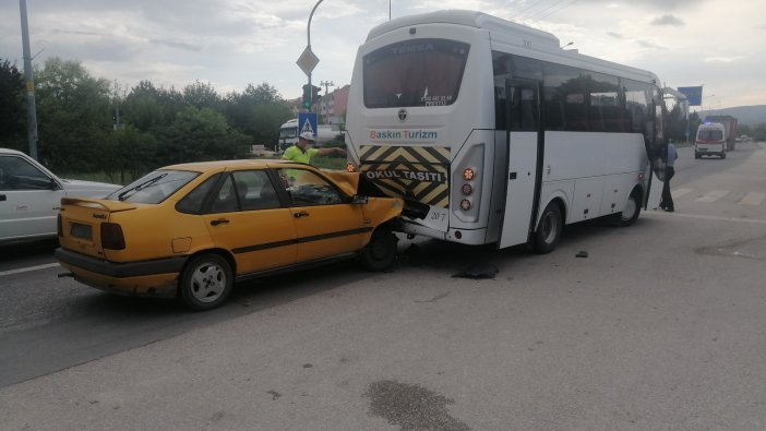 Otomobil Kırmızı Işıkta Bekleyen Minibüse Çarptı: 1 Yaralı