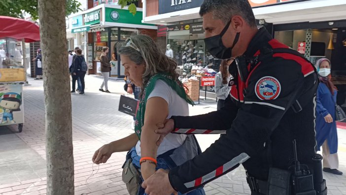 Maske Takmayı Reddeden Kadın Sözleriyle Hem Şaşırttı, Hem De Gözaltına Alındı