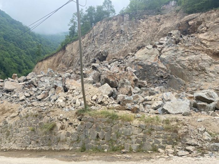 Giresun’da Yol Genişletme Çalışması Sırasında Patlatılan Dinamitler Az Kalsın Faciaya Neden Olacaktı