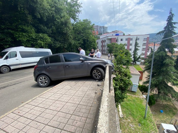 Kadın Sürücüsünün Hayatını Korkuluklar Kurtardı