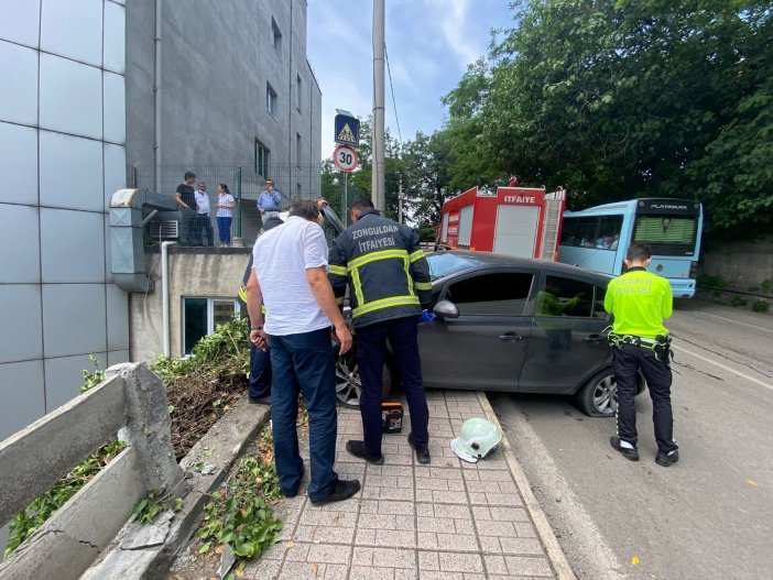 Kadın Sürücüsünün Hayatını Korkuluklar Kurtardı