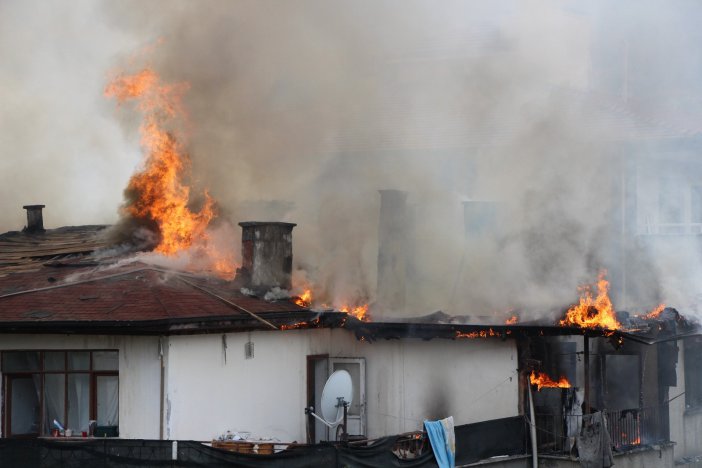 Amasya’da 4 Katlı Binanın Çatısı Alev Alev Yandı