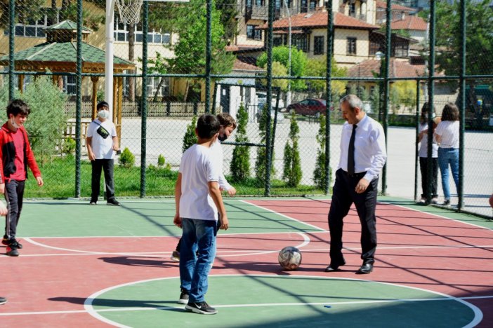 Akbaş, Öğrencilerle Futbol Oynadı