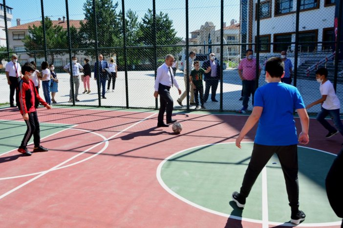 Akbaş, Öğrencilerle Futbol Oynadı