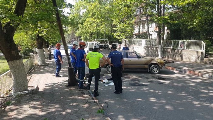 Aydınlatma Direğine Çarpıp Ters Dönen Otomobil Sürücüsü 400 Promil Alkollü Çıktı