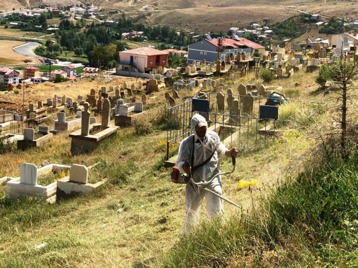 Bayburt’ta Mezarlıklar Bayrama Hazırlanıyor