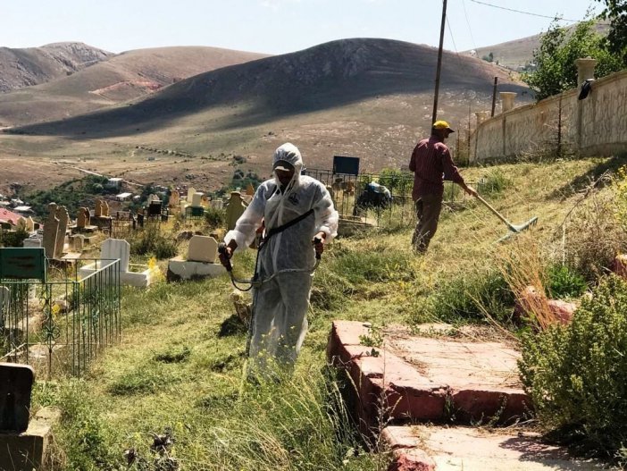 Bayburt’ta Mezarlıklar Bayrama Hazırlanıyor