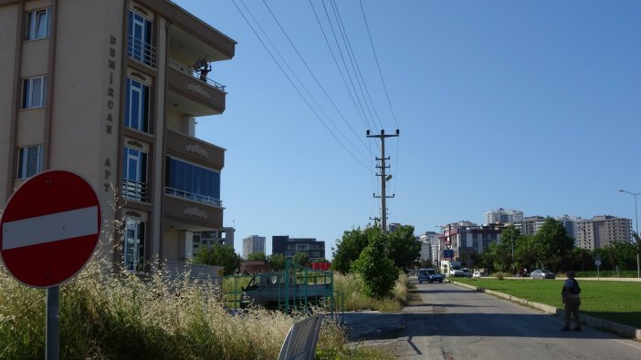 4. Katın Balkonunda İntihara Kalkışıp Polislerin Üzerine Sandalye Attı