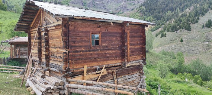 Artvin’deki 2 Bin Rakımlı Maden Köyü Ahşap Mimarisi, Kültürü Ve Doğasıyla İlgi Çekiyor