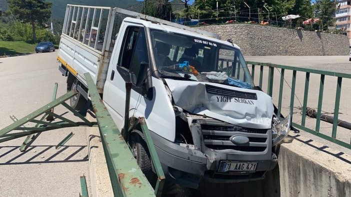 Freni Boşalan Kamyonet Su Kanalında Asılı Kaldı