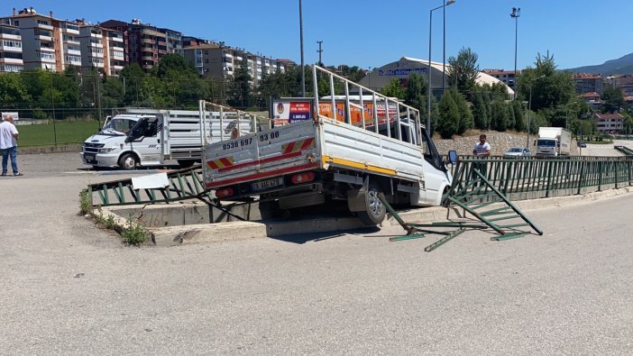 Freni Boşalan Kamyonet Su Kanalında Asılı Kaldı