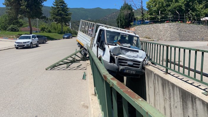 Freni Boşalan Kamyonet Su Kanalında Asılı Kaldı