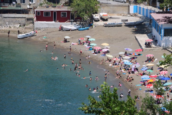 Zonguldak’ta Vatandaşlar Denize Akın Etti