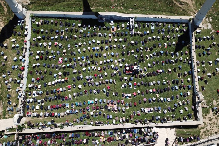 Seccadesi Çim, Kubbesi Mavi Gökyüzü Olan Camide Namaz Kılmanın Huzurunu Yaşadılar