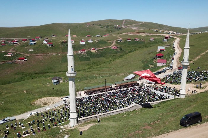 Seccadesi Çim, Kubbesi Mavi Gökyüzü Olan Camide Namaz Kılmanın Huzurunu Yaşadılar