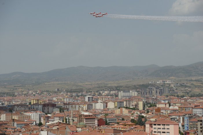 Türk Yıldızlarından Çorum Semalarında Selamlama Uçuşu