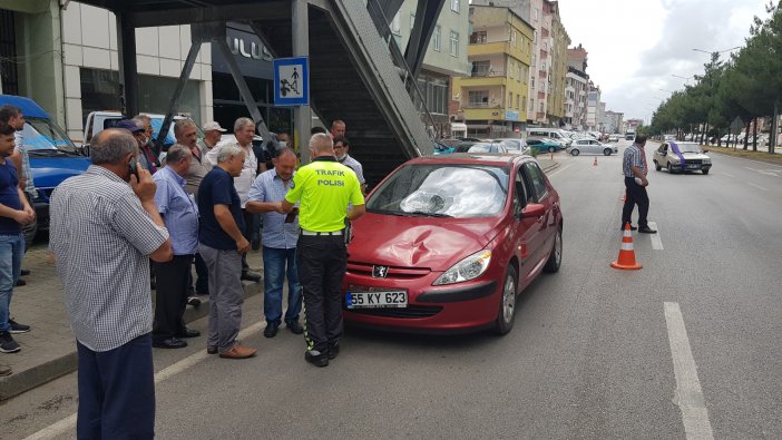 Üst Geçidi Kullanmadı, Otomobil Çarptı