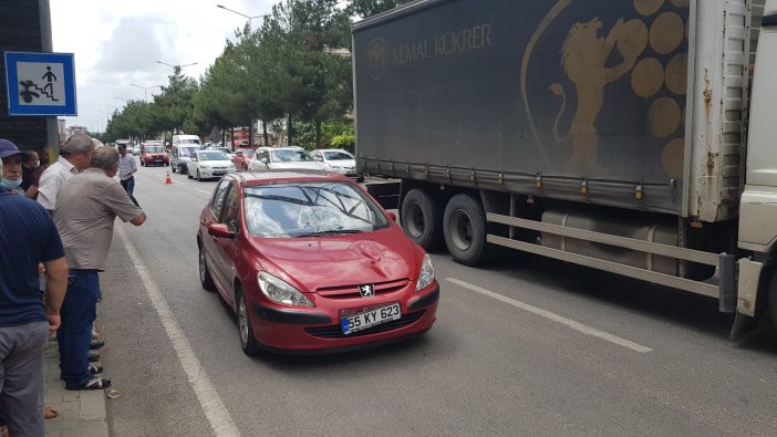 Üst Geçidi Kullanmadı, Otomobil Çarptı