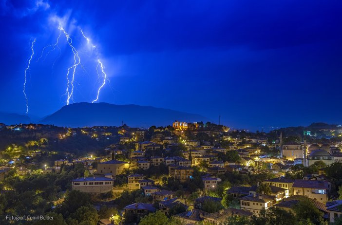 Safranbolu’da Şimşekler Geceyi Aydınlattı