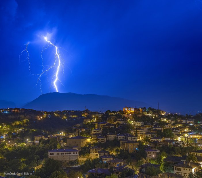 Safranbolu’da Şimşekler Geceyi Aydınlattı