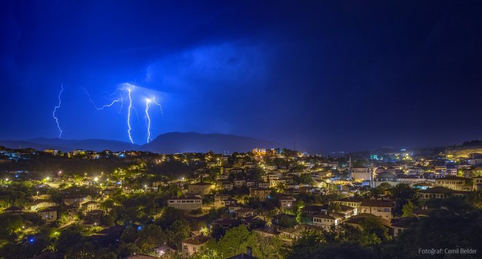 Safranbolu’da Şimşekler Geceyi Aydınlattı