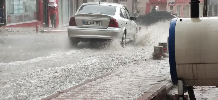 Amasya’da Yumurta Büyüklüğünde Dolu Yağdı