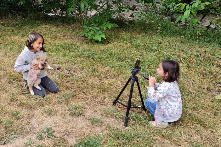 Köyün Gençleri Annesiz Kalan Yavru Köpeği Biberonla Besliyor