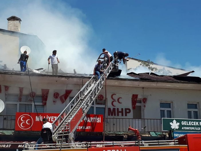 Siyasi Partilerin Bulunduğu Binanın Çatısında Yangın Çıktı