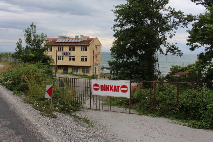 İki Köy Anlaşamadı, 812 Yaşındaki Çınar Ağacının Yolu Trafiğe Kapatıldı