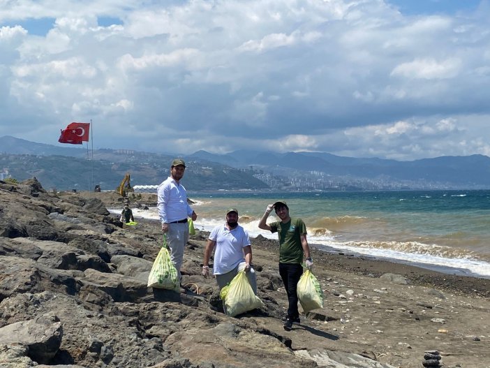 Sahilde Yüzlerce Kilo Atık Topladılar