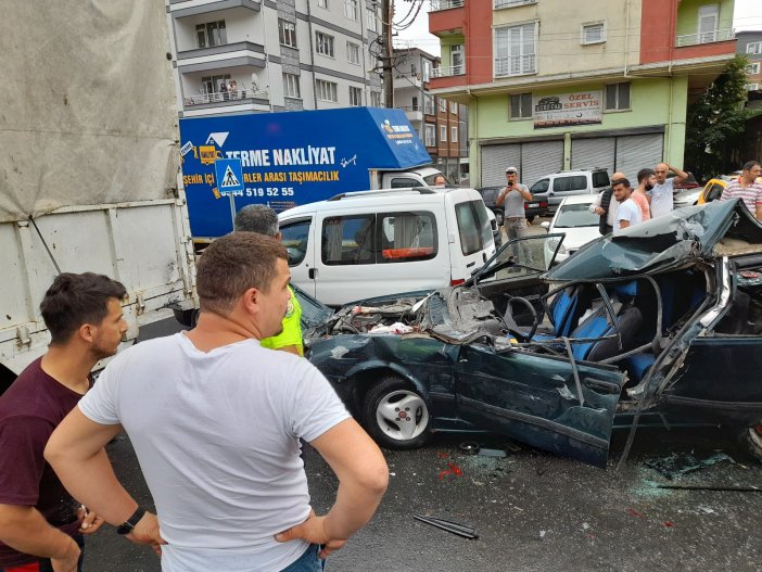 Otomobil Işıkta Bekleyen Araçlara Çarptı: 1 Yaralı