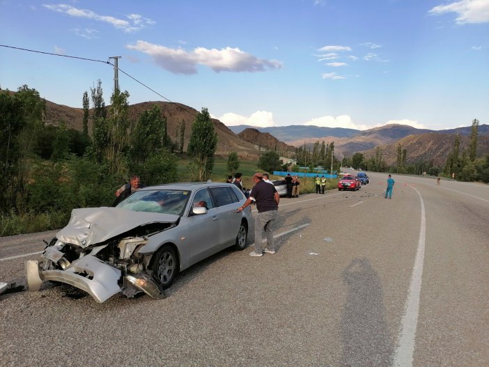 Erzurum’da İki Otomobil Kafa Kafaya Çarpıştı: 9 Yaralı