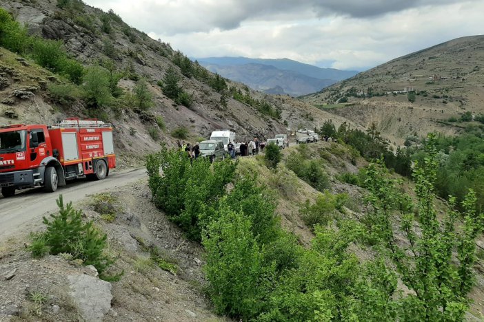 Gümüşhane’de Kamyonet Uçuruma Yuvarlandı: 3 Yaralı