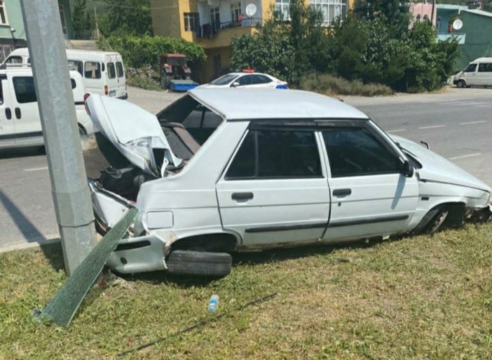 Samsun’da Otomobil Aydınlatma Direğine Çarptı: 2 Yaralı