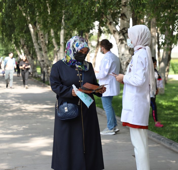 Atatürk Üniversitesinde Tıbbi Çaylar Hakkına Bilgi Verildi