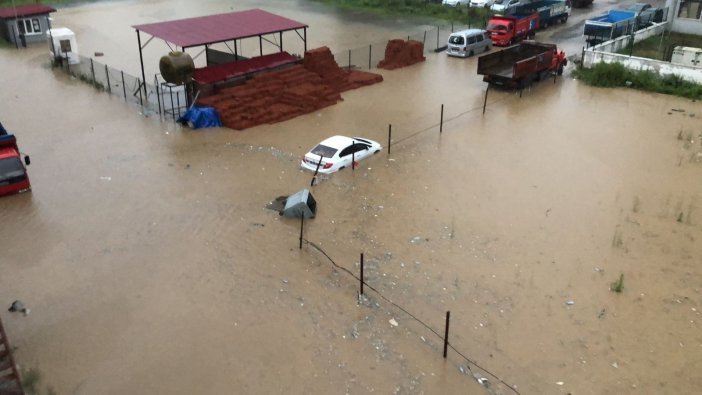 Rize’de Yollar Göle Döndü, İş Yerlerini Su Bastı