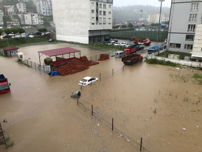 Rize’de Yollar Göle Döndü, İş Yerlerini Su Bastı