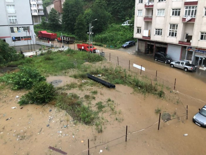 Rize’de Yollar Göle Döndü, İş Yerlerini Su Bastı