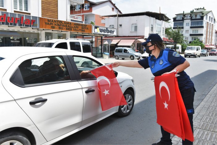 Altınordu Belediyesi Vatandaşlara Türk Bayrağı Hediye Etti