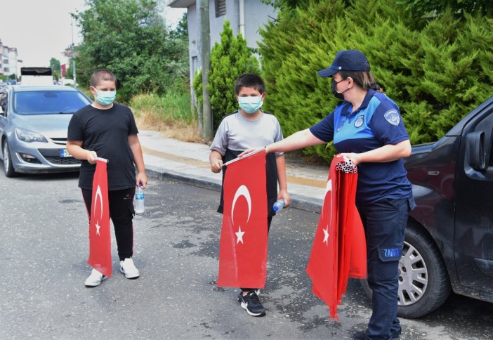 Altınordu Belediyesi Vatandaşlara Türk Bayrağı Hediye Etti