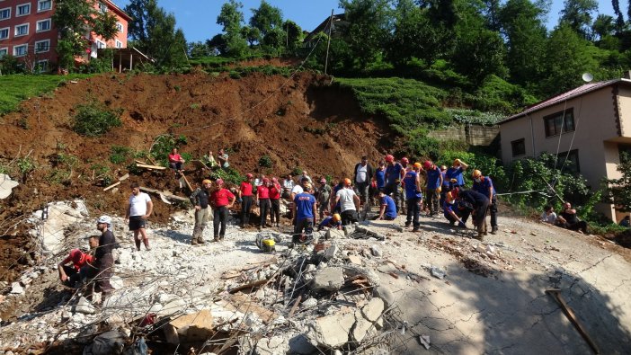 Rize’de Yıkılan 3 Katlı Binada Arama Kurtarma Çalışmaları Devam Ediyor