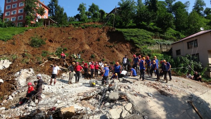 Rize’de Yıkılan 3 Katlı Binada Arama Kurtarma Çalışmaları Devam Ediyor