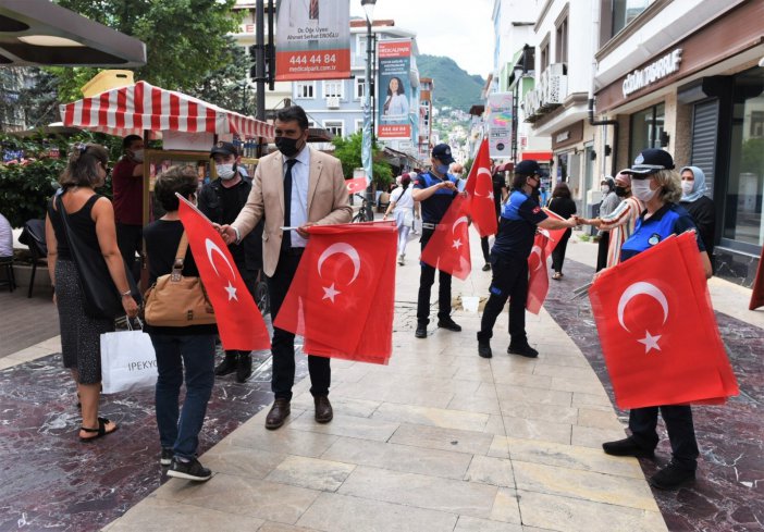 Altınordu Belediyesi Vatandaşlara Türk Bayrağı Hediye Etti