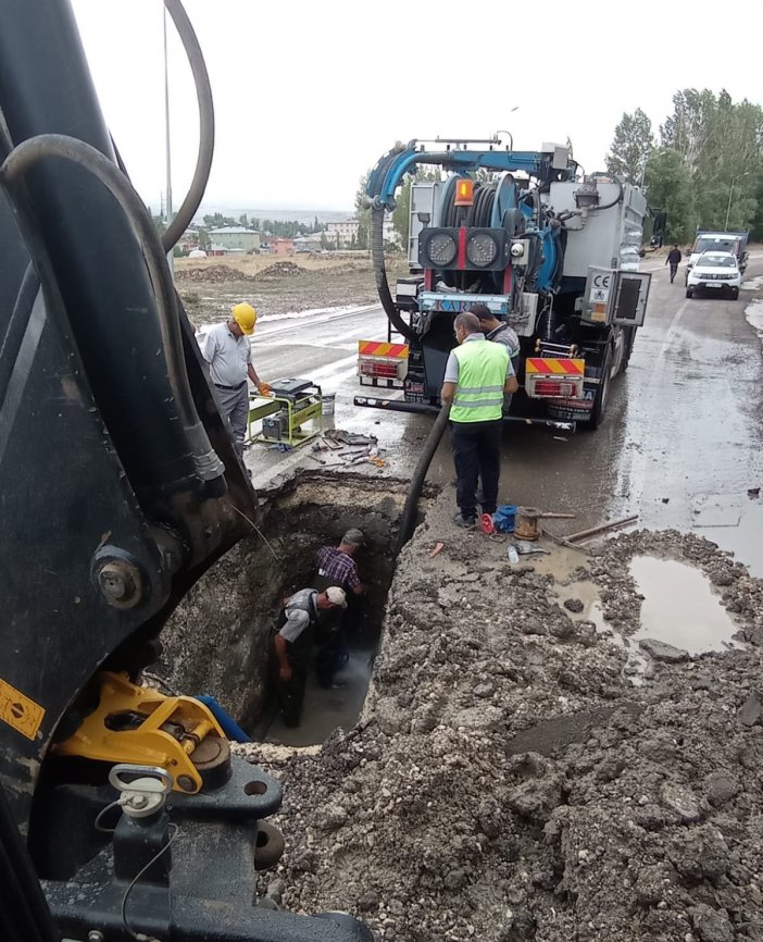 Patlayan Su Borusu İşçilere Zor Anlar Yaşattı