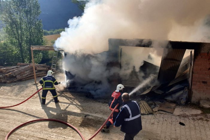 Gümüşhane’de Alev Alan Garajdaki 2 Araç Ve 2 Ton Odun Küle Döndü