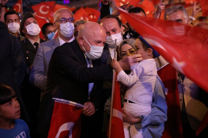 Binlerce Kişi, Türk Bayraklarıyla Demokrasi Nöbeti Tuttu