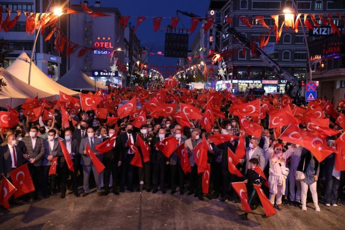 Binlerce Kişi, Türk Bayraklarıyla Demokrasi Nöbeti Tuttu