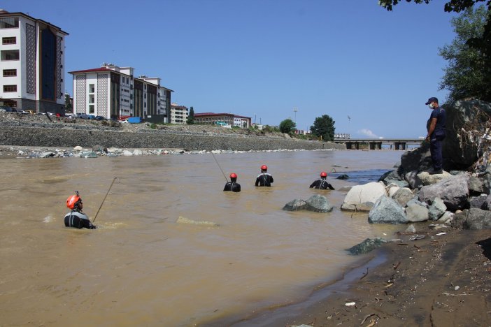 Rize’de Yaşanan Sel Sonrası Güneysu Deresi’nde Kayıp Arama Çalışmaları Devam Ediyor